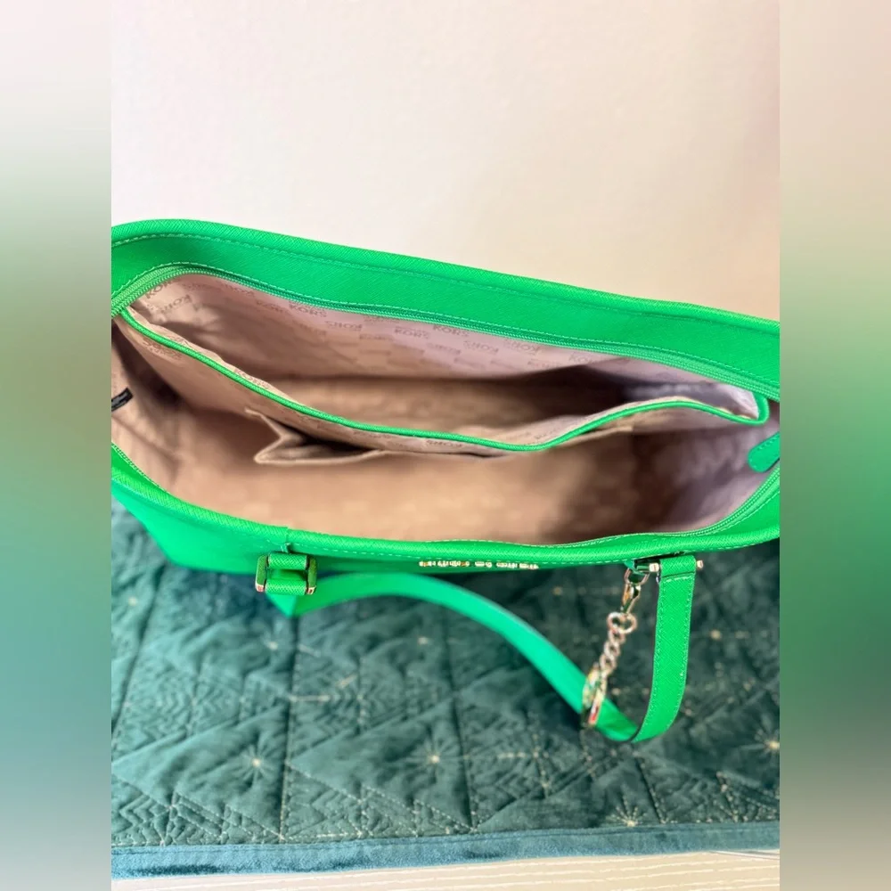 BARELY USED ….. MICHAEL KORS JET SET TOTE BAG w/WALLET & DUST BAG - Picture 6 of 10